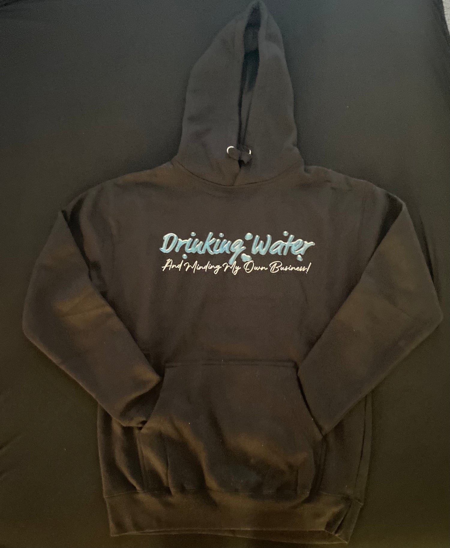 Product Details The classic look and feel you love gets better with this unisex hoodie, featuring soft powerblend fleece that keeps you comfortable without the bulk. Attached two-ply hood with drawstring Brushed interior for warmth Half-moon neck tape for a smooth feel Kangaroo pocket Longer line for improved coverage Powerblend fleece helps resist shrinkage and pilling Double-stitched seams help improve durability Wider ribbing helps cuffs and hem stay flat Materials & Care  100% Cotton Machine Wash